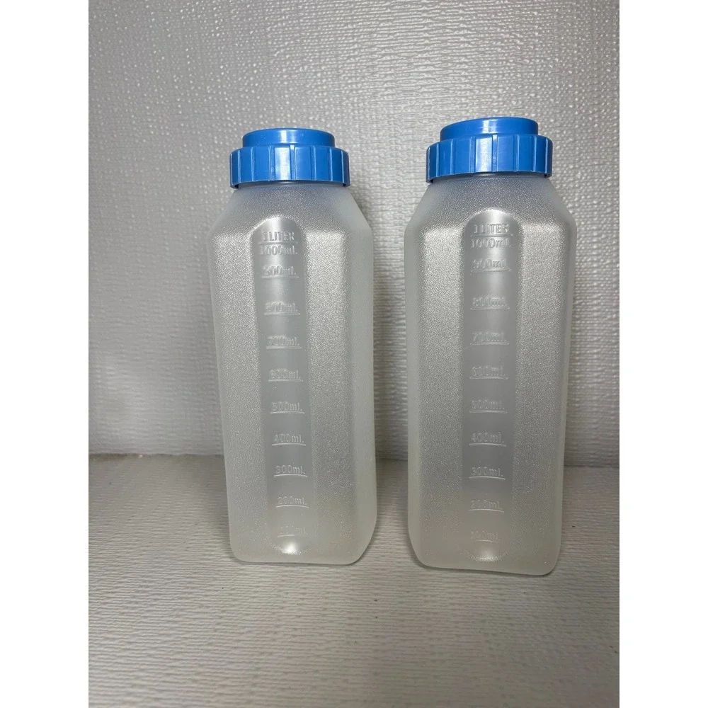 Set of 2 Rubbermaid Vintage 1 Qt Juice Water Bottle  Blue Flip Top Frosted‎